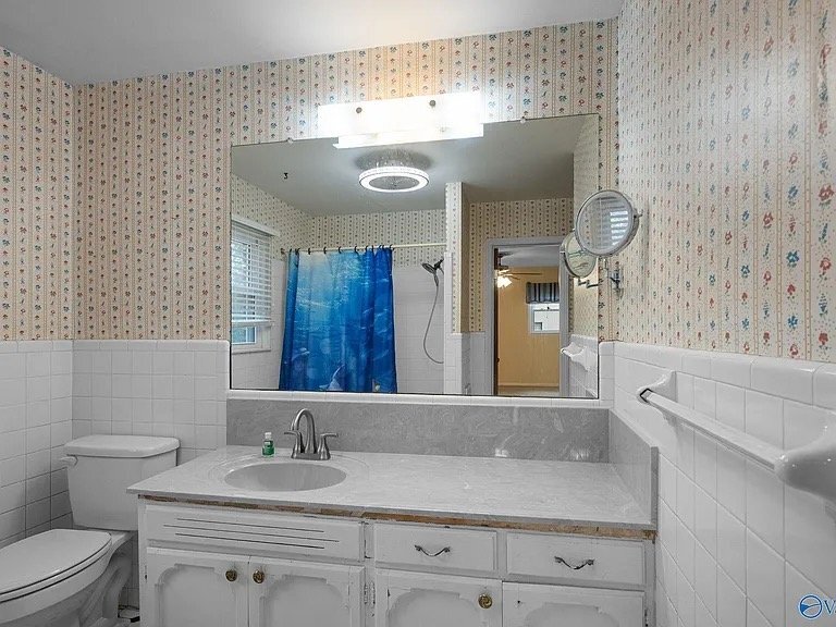 Building Photo - 2102 Chadburn Dr SW