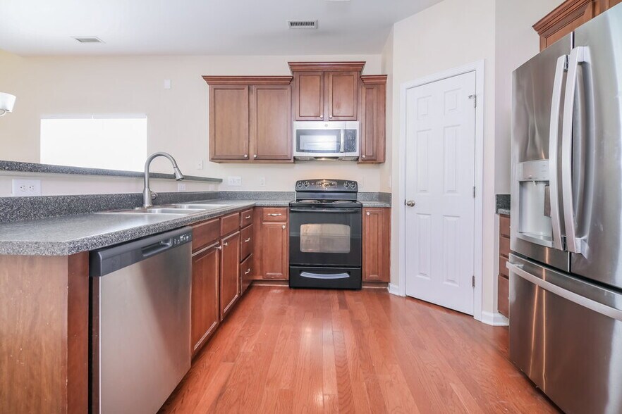 Building Photo - 731 Hunters Ridge Dr