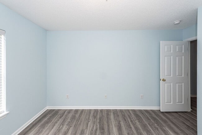 Building Photo - 4 Bedroom, 2 Bathroom Home in Park Hill Pl...