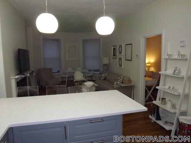 Building Photo - 922 Beacon St