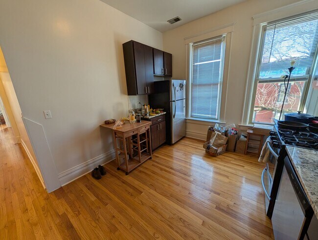Building Photo - Spacious and renovated 3 BR in Wicker Park with great vintage touches!