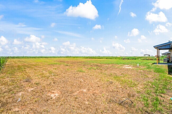 Building Photo - 3 Bedroom 2 Bathroom Home on 1 Acre Lots!