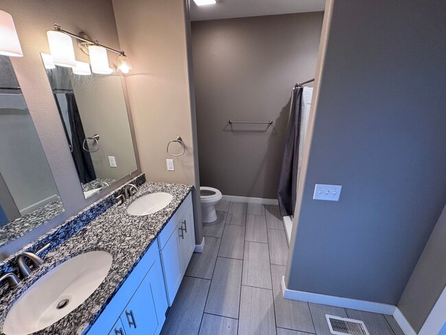 Building Photo - $2800 - 4 Bed 3 Bath Home in Westside Siou...