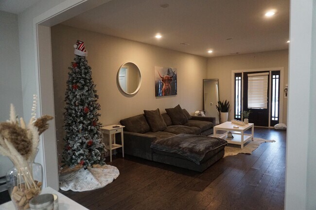 Building Photo - 509 Rosedale Ave E