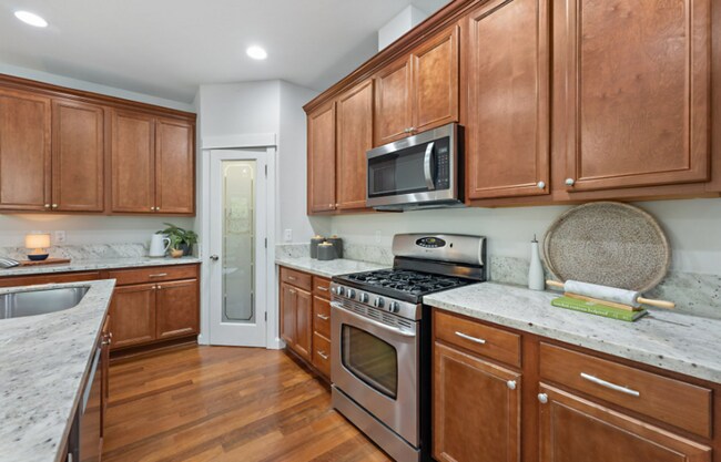 Building Photo - Spacious 5-Bedroom Retreat with Private Gr...