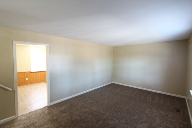 Building Photo - 3 Bedroom 2 Full Bath + Large Den - Picture Perfect In & Out! You will LOVE IT!!