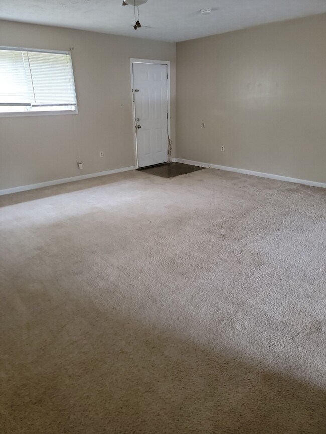 Building Photo - 135 Anzie Way