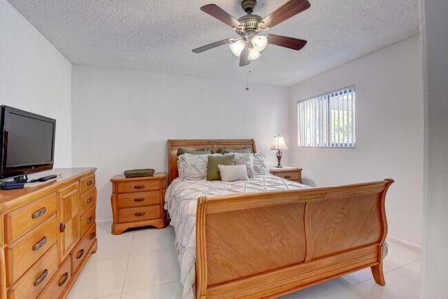 Building Photo - 5673 Fairway Park Dr