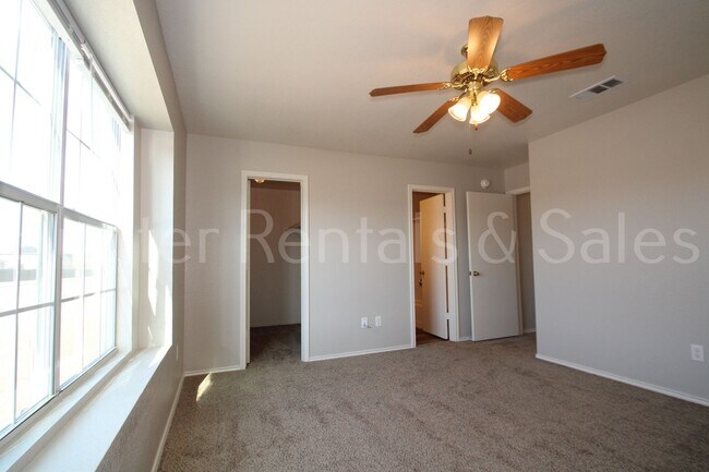 Building Photo - Spacious!