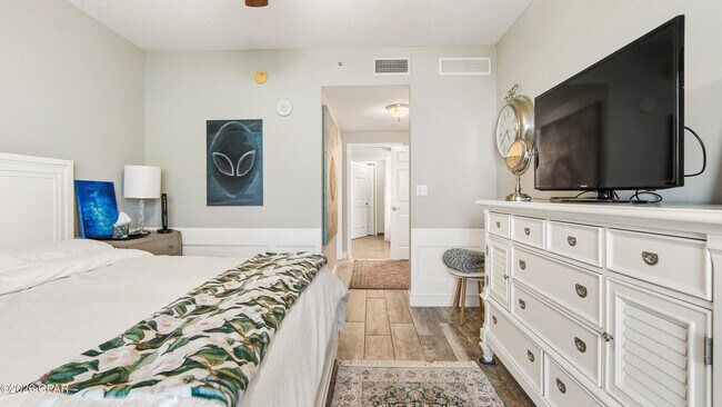 Building Photo - 2400 Grandiflora Blvd