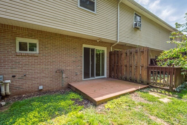 Building Photo - AVAILABLE OCT 1ST! 2-BEDROOM TOWNHOME IN N...