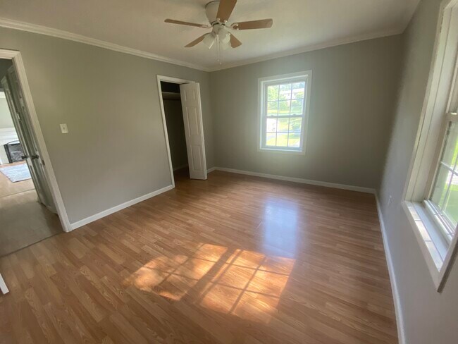 Master bedroom - 776 Valley Dr