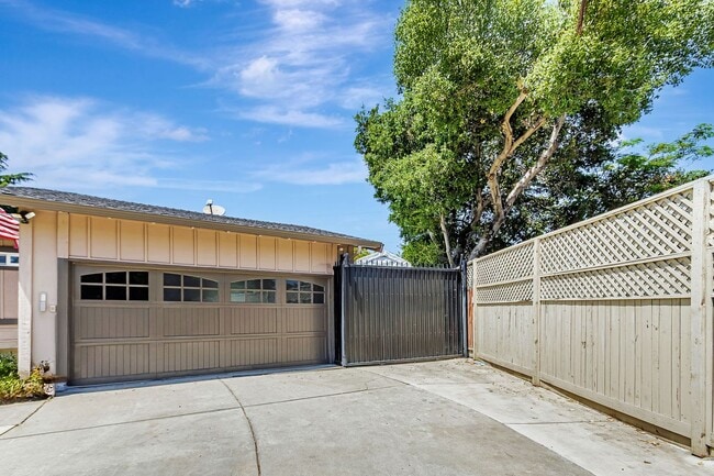 Building Photo - Saratoga Gem - 4BR Home Open Floor Plan & ...