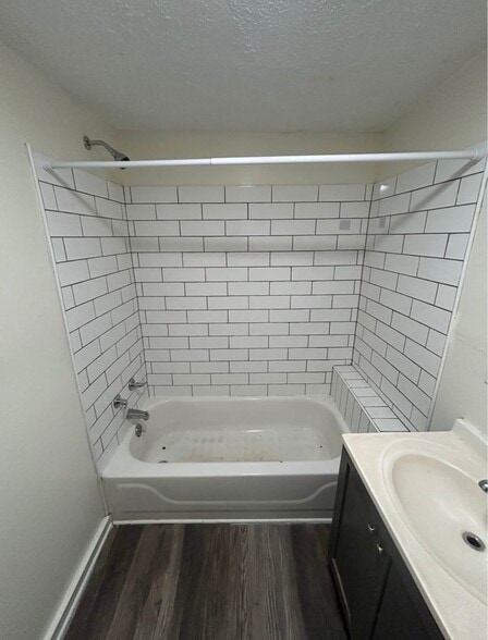 Building Photo - 1454 W Clark St