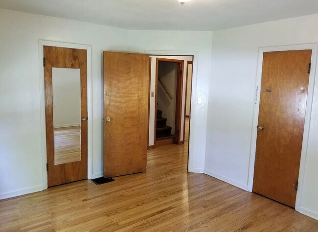 Building Photo - 4BR 2BA - Walk to campus!