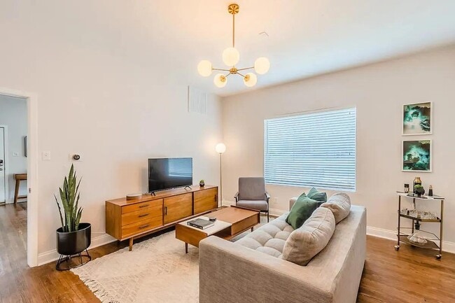 Building Photo - 1704 S Akard St