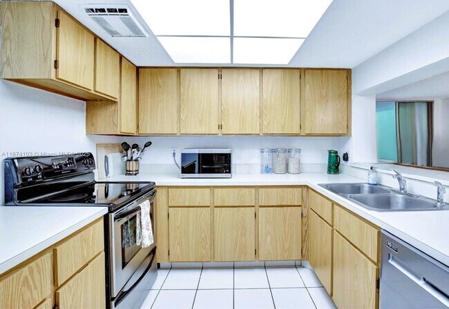Building Photo - 9510 Seagrape Dr