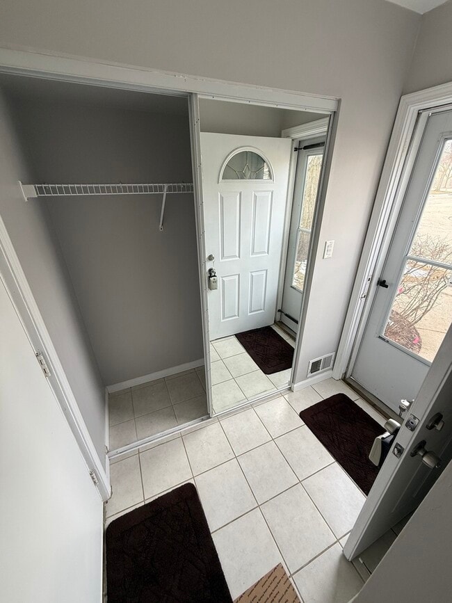 Building Photo - 1010 Hayes Ct