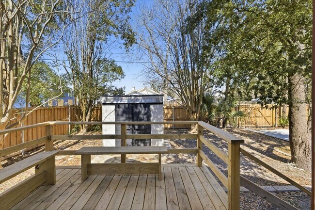 Building Photo - Move-In Ready 3BR/1.5BA Home with Private Backyard