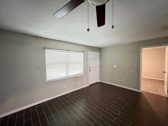 Building Photo - 2BD & 1 BA - Where Charm Meets Comfort: Yo...