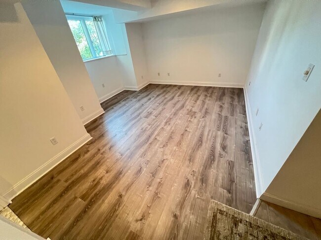 Building Photo - 141 Grovers Ave