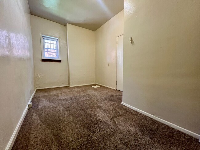 Building Photo - Unmatched Two Bedroom at a Fantastic Price...