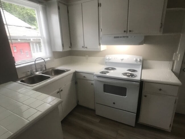 Building Photo - 1122 E 37th St