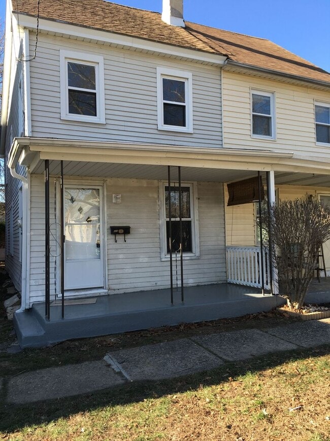 Building Photo - 2 bedroom 1 bathroom rental