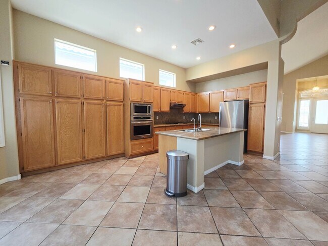 Building Photo - STUNNING 4 BEDROOM WITH MASTER ON 1ST FLOOR IN SEVEN HILLS!!!