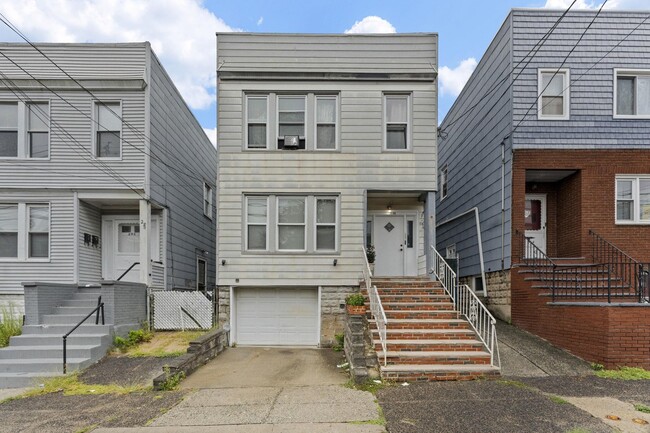 Building Photo - 296 Pearsall Ave