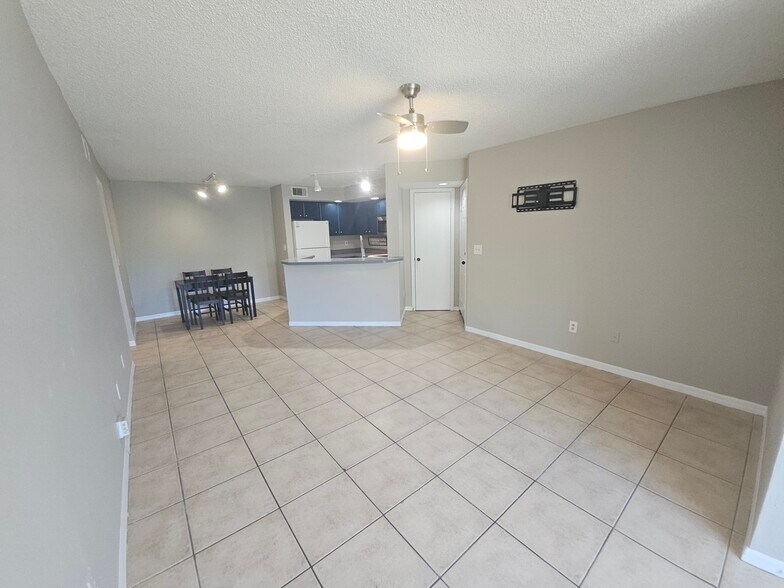 Building Photo - 4658 Commander Dr