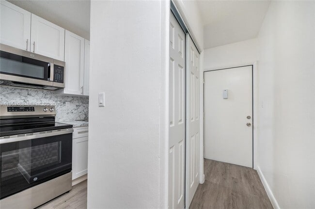 Building Photo - 455 SW 27th Ave