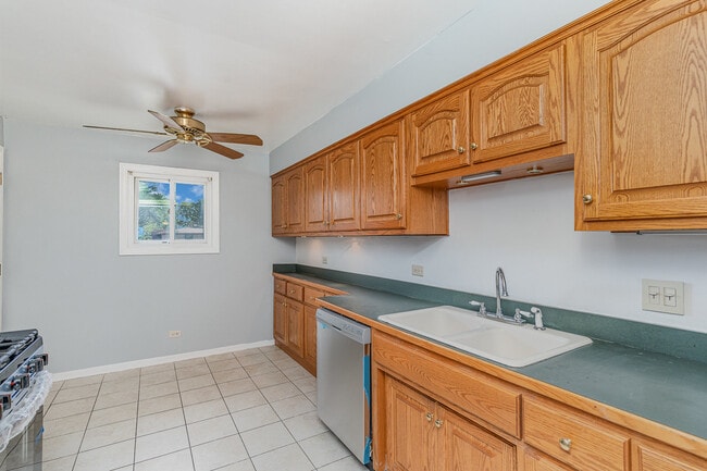 Building Photo - 13620 Lamon Ave