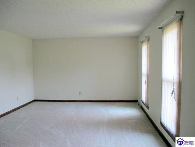 Building Photo - 927 Woods Hollow Dr