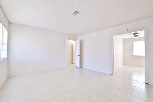 Building Photo - 222 Spell St