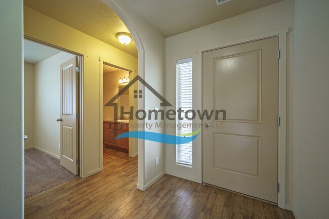 Building Photo - 3 Bedroom 2 Bathroom Home with Attached 2 ...