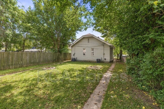 Building Photo - 1126 E Bradbury Ave