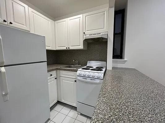 Building Photo - 151 E 81st St