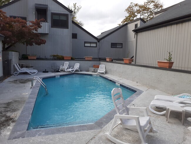 Building Photo - 3350 Altamont S