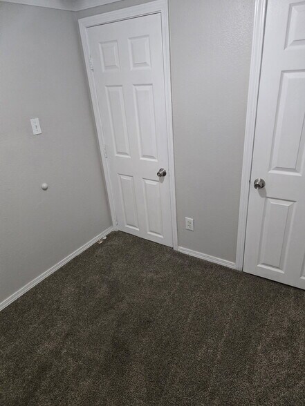 Building Photo - 617 S Lake Dr