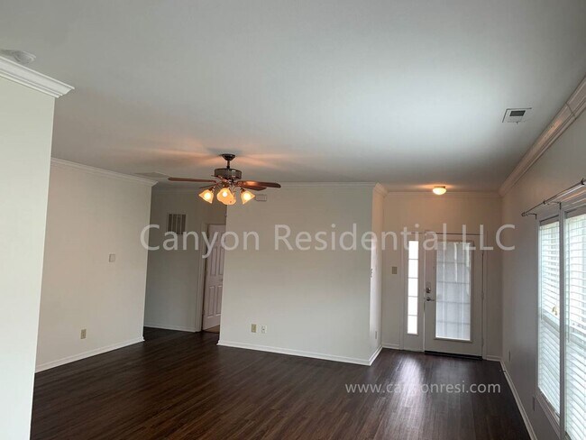 Building Photo - Beautiful 3b Room!Move in ready!