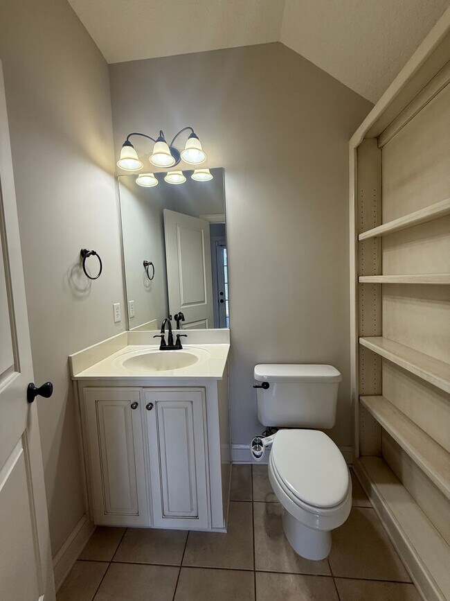 Building Photo - 131 Gallery Way