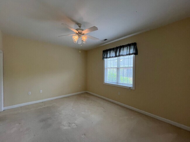 Building Photo - Discover this well-appointed 3-bedroom plus bonus room , 2-bath home in Carleton Place