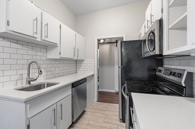 Building Photo - 4425 Westlawn Dr