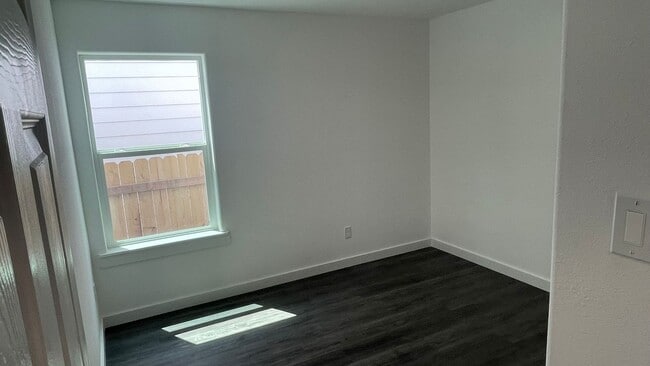 Building Photo - Brand new unit