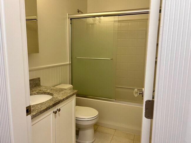 Building Photo - 31 Temple St