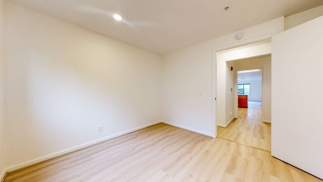 Building Photo - Bright and Beautiful 4 bedroom 2.5 Bath with large enclosed back yard and close proximity to Mari...