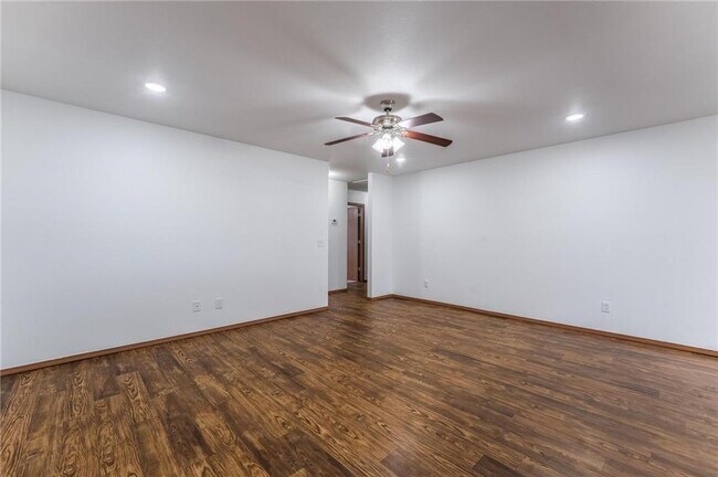 Building Photo - 203 Sage St