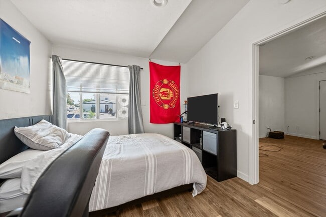 Building Photo - Two full kitchens + two washers & dryers!