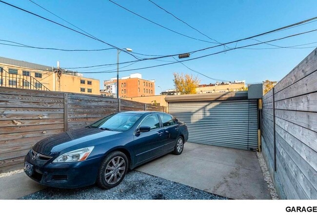 Building Photo - Gorgeous 2br/2ba Upper Level Rowhome with Roof Deck & Parking!